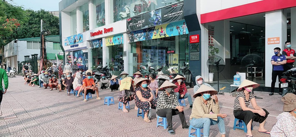 MC Kim Huyền Sâm phát gạo cho người nghèo - 1 MC Kim Huyền Sâm phát gạo cho người nghèo - 1