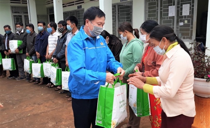 Các tổ chức công đoàn cơ sở tặng quà cho người lao động.