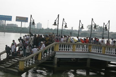 Hai thanh niên chết đuối gần cầu sông Hàn