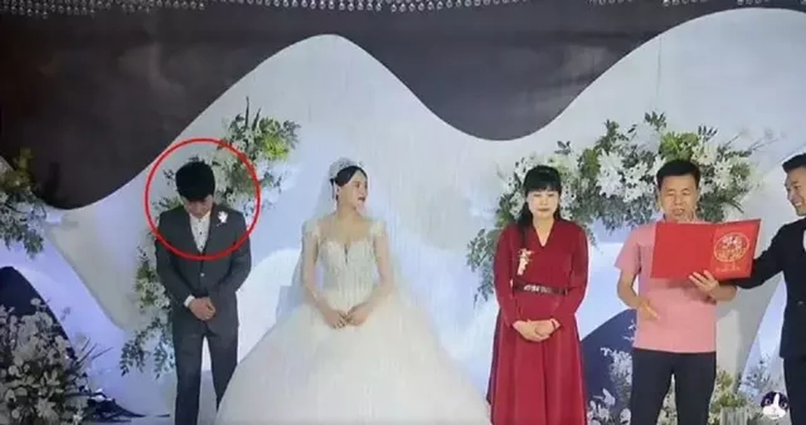 Chú rể cúi gằm mặt trong hôn lễ, cô dâu tiết lộ lý do - 1