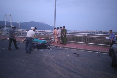 Ô tô tông 2 xe máy trên cầu, 5 người thương vong