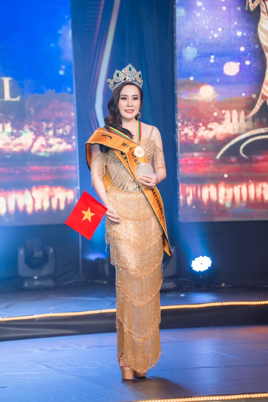 Diễn viên Về nhà đi con đăng quang Hoa hậu Quý bà Hòa bình Quốc tế 2022 - 1 Diễn viên Về nhà đi con đăng quang Hoa hậu Quý bà Hòa bình Quốc tế 2022 - 1