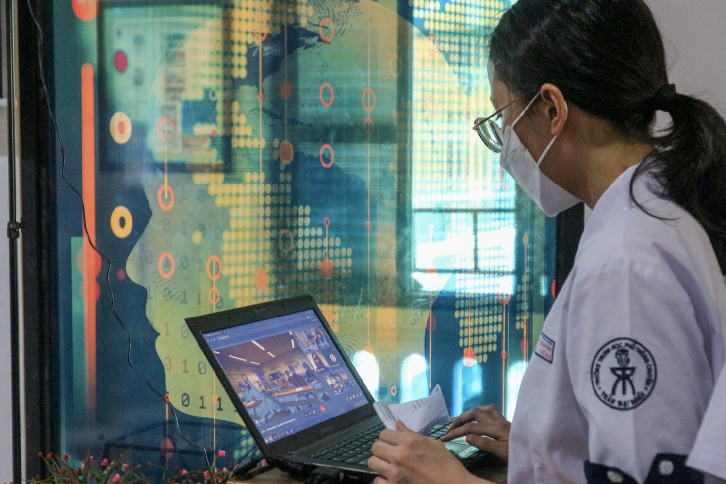 Більше університетів дозволяють студентам брати відпустки та навчатися онлайн через повені - 1 Thêm nhiều trường đại học cho sinh viên nghỉ học, học online do mưa lũ - 1