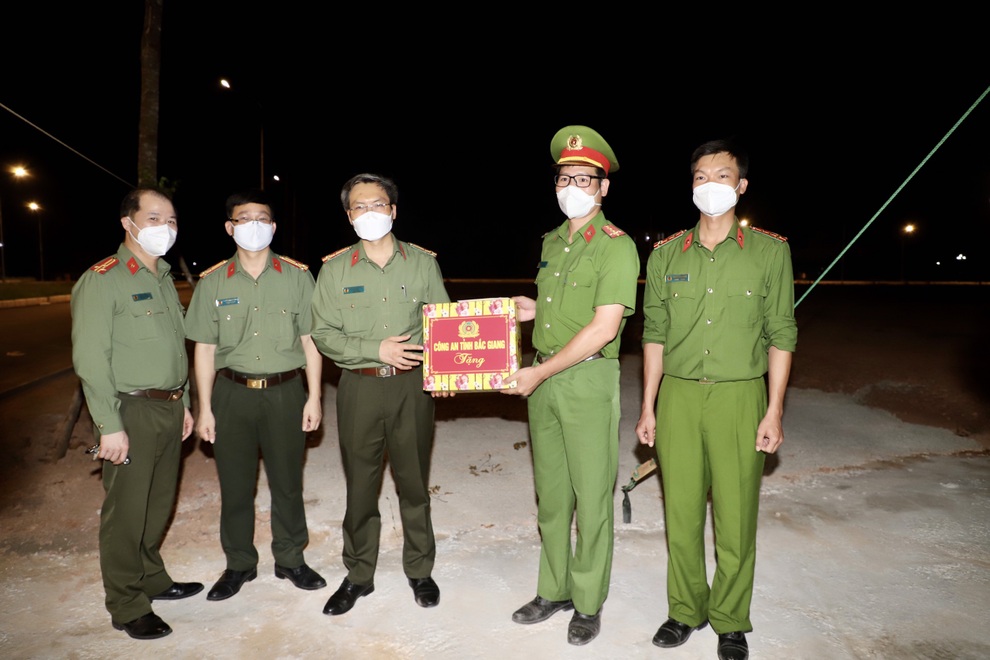 Cán bộ, chiến sĩ công an Bắc Giang đón quyết định thăng cấp tại chốt trực - 5 Cán bộ, chiến sĩ công an Bắc Giang đón quyết định thăng cấp tại chốt trực - 5