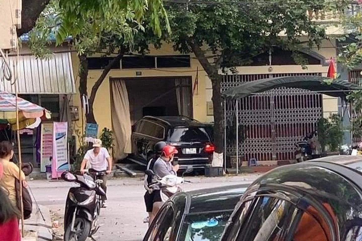 Mercedes GL400 đại náo cả đoạn đường dài, tông một phụ nữ tử vong - 1 Mercedes GL400 đại náo cả đoạn đường dài, tông một phụ nữ tử vong - 1