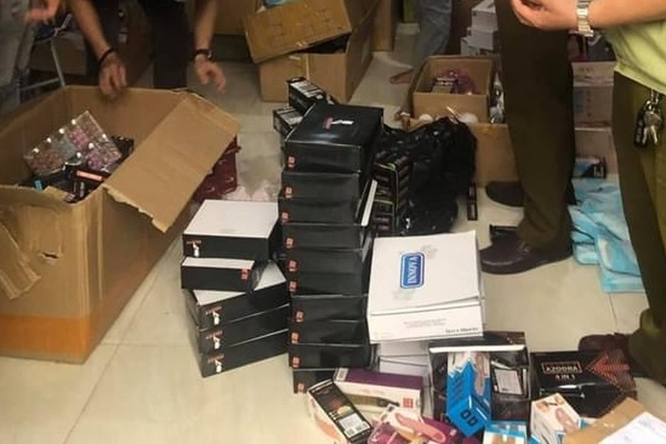 TPHCM: Phát hiện lô hàng đồ chơi kích dục khủng nghi nhập lậu - 2 TPHCM: Phát hiện lô hàng đồ chơi kích dục khủng nghi nhập lậu - 2