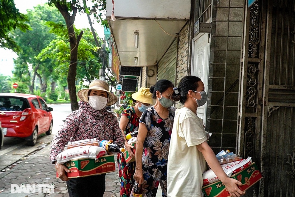 Hàng nghìn suất quà được trao tận tay người dân gặp khó khăn ở Hà Nội - 5 Hàng nghìn suất quà được trao tận tay người dân gặp khó khăn ở Hà Nội - 5