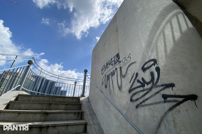 Cầu Ba Son ở TPHCM tiếp tục bị vẽ bậy - 2 Cầu Ba Son ở TPHCM tiếp tục bị vẽ bậy - 2
