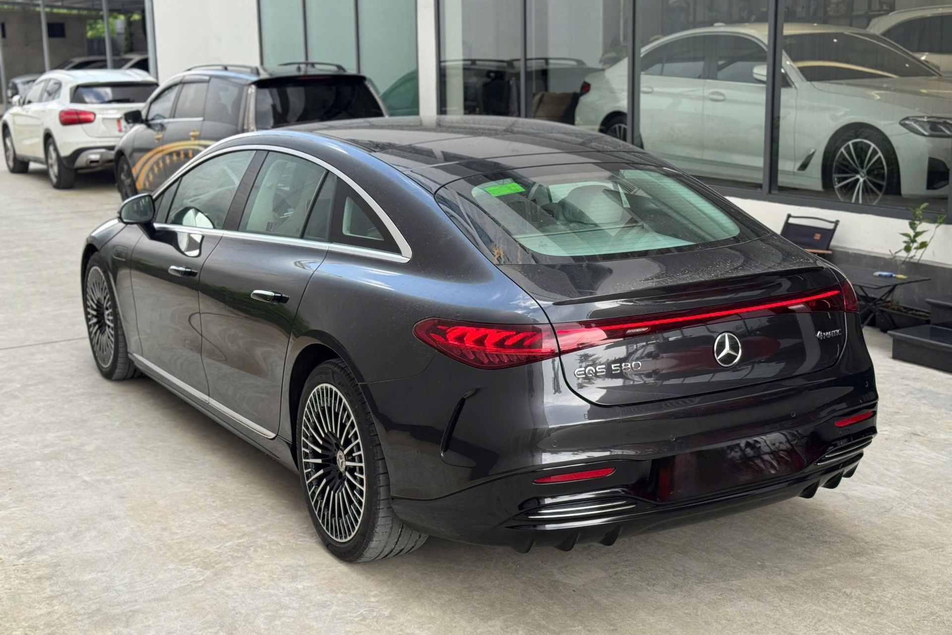 Xe sang chạy điện Mercedes-Benz EQS mất giá 2,4 tỷ sau chỉ 1.500km lăn bánh - 4 Xe sang chạy điện Mercedes-Benz EQS mất giá 2,4 tỷ sau chỉ 1.500km lăn bánh - 4
