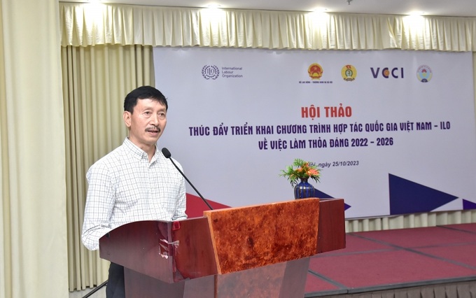 Ông Nguyễn Mạnh Cường - Chuyên gia tư vấn trình bày về “Thúc đẩy quyền của người lao động hướng tới việc làm thỏa đáng tại Việt Nam”.