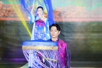 Hà Myo, Tuấn Cry trình diễn thời trang trên nền nhạc xẩm gây chú ý