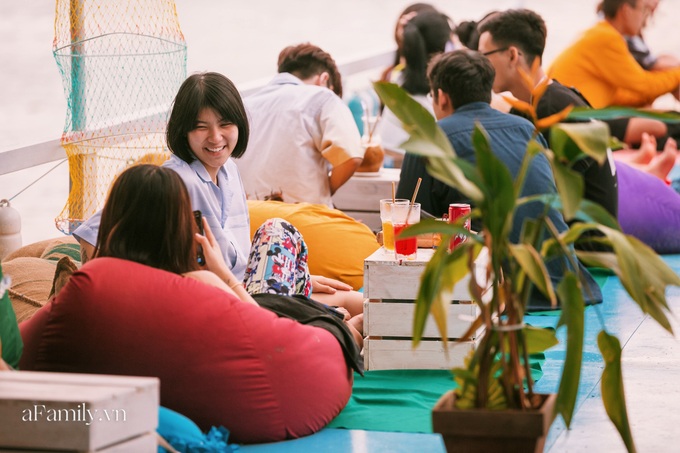 Siêu hot với quán cà phê nổi trên sông Sài Gòn, đón hoàng hôn hay ngắm cảnh đêm đều cực đẹp mà giá cả lại hợp lý, yên tâm chill chẳng sợ hụt hầu bao! - Ảnh 6. Siêu hot với quán cà phê nổi trên sông Sài Gòn, đón hoàng hôn hay ngắm cảnh đêm đều cực đẹp mà giá cả lại hợp lý, yên tâm chill chẳng sợ hụt hầu bao! - Ảnh 6.