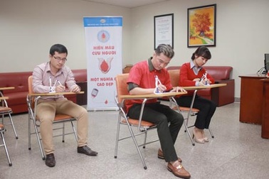 Ca sĩ Đàm Vĩnh Hưng cổ động cho chương trình hiến máu nhân đạo