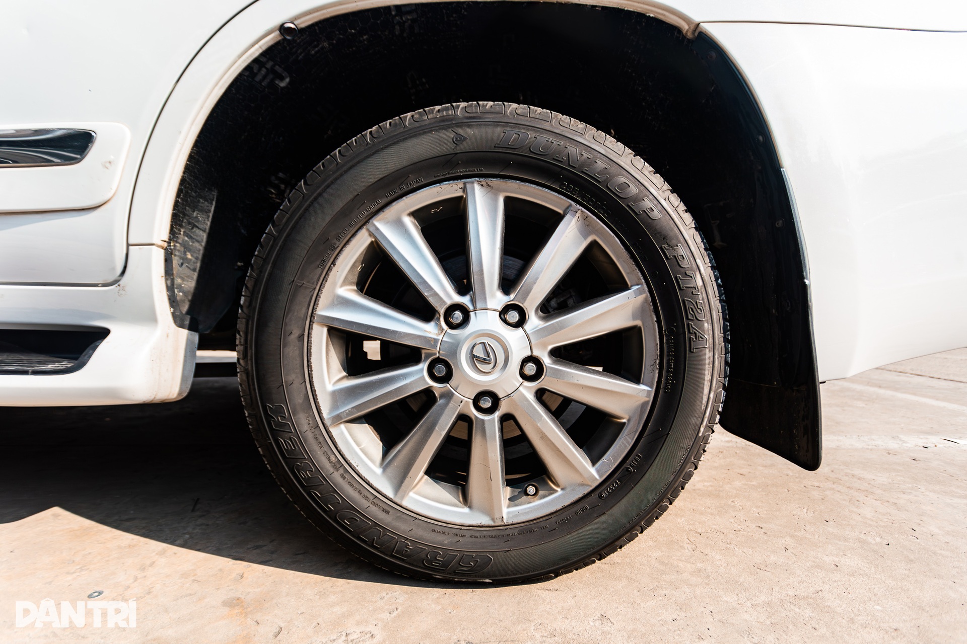 Chủ xe Lexus LX 570 chi 400 triệu đồng chỉ để lột xác nội thất - 14 Chủ xe Lexus LX 570 chi 400 triệu đồng chỉ để lột xác nội thất - 14