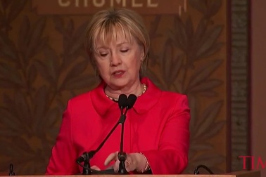 Bà Clinton chỉ trích ông Trump vì cắt giảm ngân sách Bộ Ngoại giao