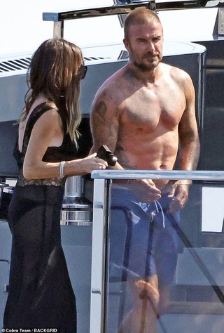 Gia đình Beckham tận hưởng kỳ nghỉ dưỡng trên siêu du thuyền - 1