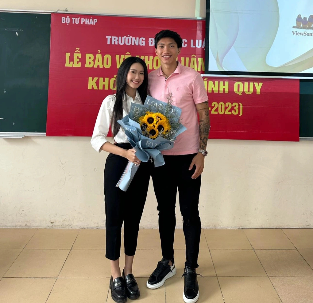 Đoàn Văn Hậu và bạn gái khoe xe sang mới mua 5 tỷ đồng - 2 Đoàn Văn Hậu và bạn gái khoe xe sang mới mua 5 tỷ đồng - 2
