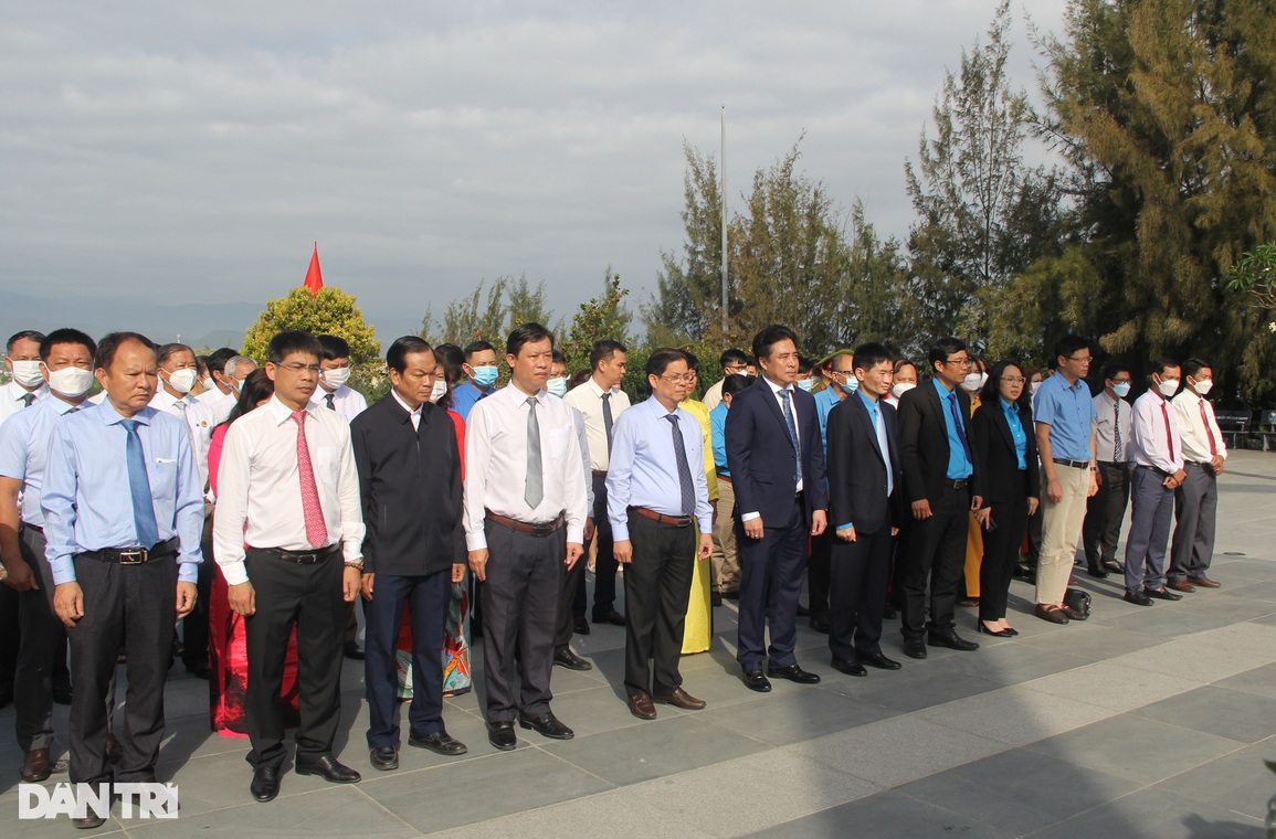 Dòng người xúc động dâng hương tại khu tưởng niệm 64 liệt sĩ Gạc Ma - 3 Dòng người xúc động dâng hương tại khu tưởng niệm 64 liệt sĩ Gạc Ma - 3