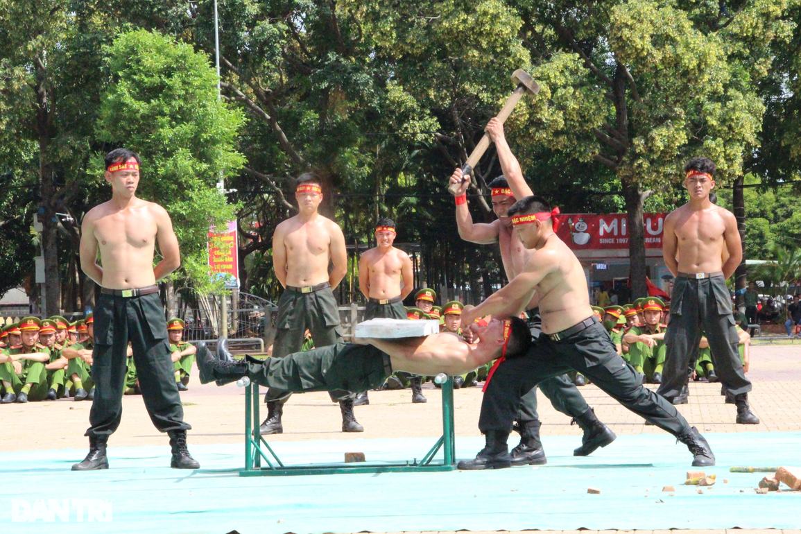Chiến sĩ công an dùng mắt, yết hầu uốn cong thanh sắt - 7 Chiến sĩ công an dùng mắt, yết hầu uốn cong thanh sắt - 7