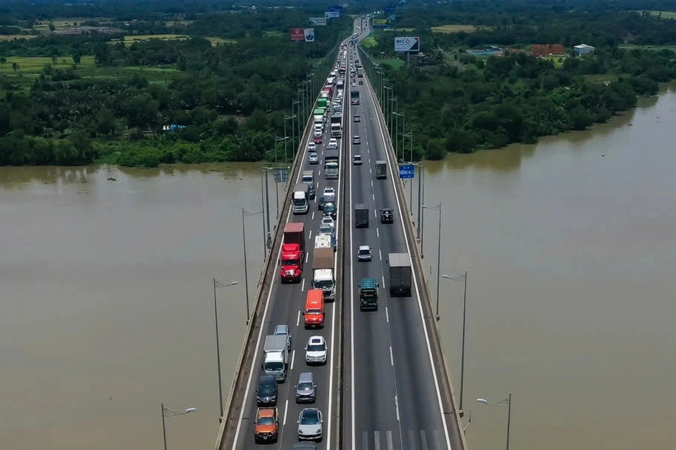 Thu hẹp làn đường cao tốc TPHCM - Long Thành để sửa khe co giãn - 1