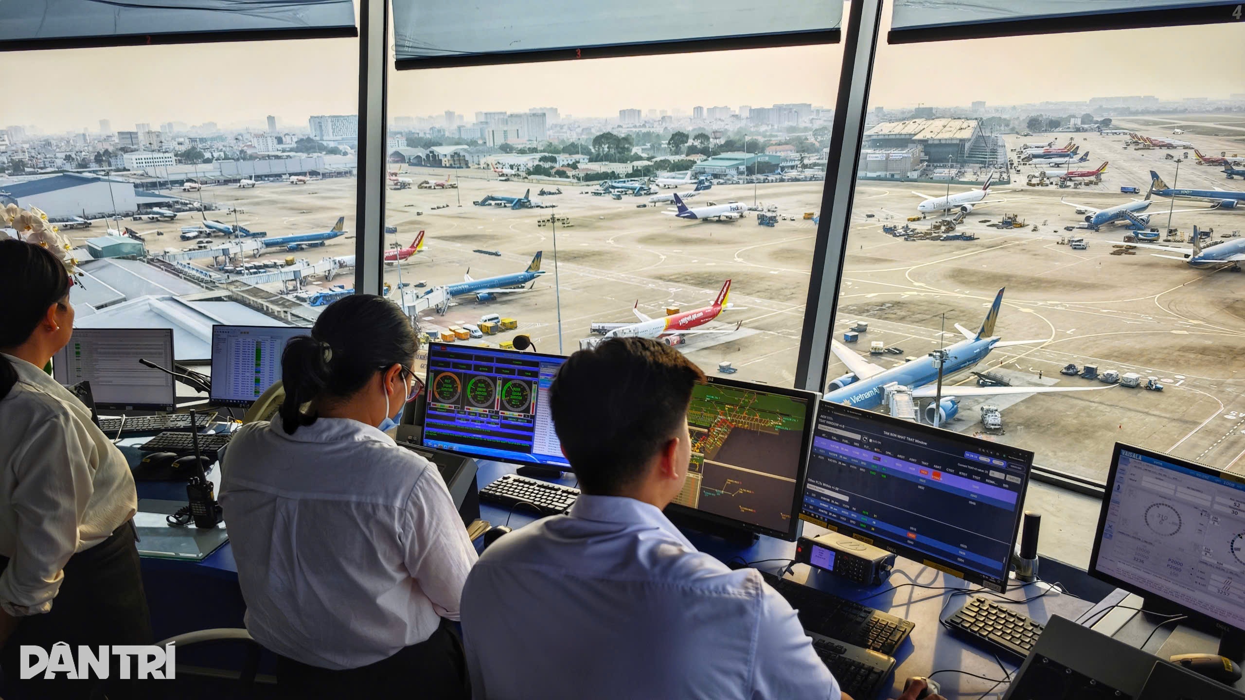 De Vietnamese luchtvaartsector heeft een topseizoen in het Tet-seizoen, Tan Son Nhat passeert de grens van 1.000 vluchten - 2 Mùa Tết bội thu của hàng không Việt, Tân Sơn Nhất vượt mốc 1.000 chuyến - 2