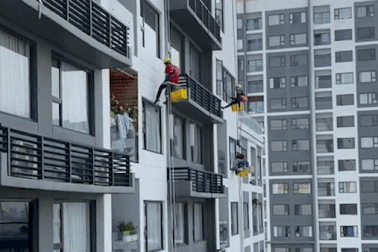 "Người nhện" đu dây hàng trăm mét lau kính các tòa nhà chọc trời ở Hà Nội