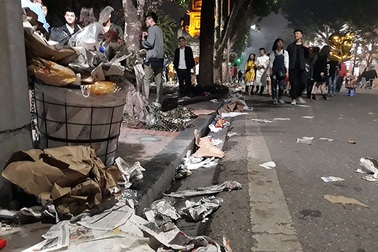 Rác phủ kín bờ hồ Hoàn Kiếm sau màn bắn pháo hoa đón năm mới