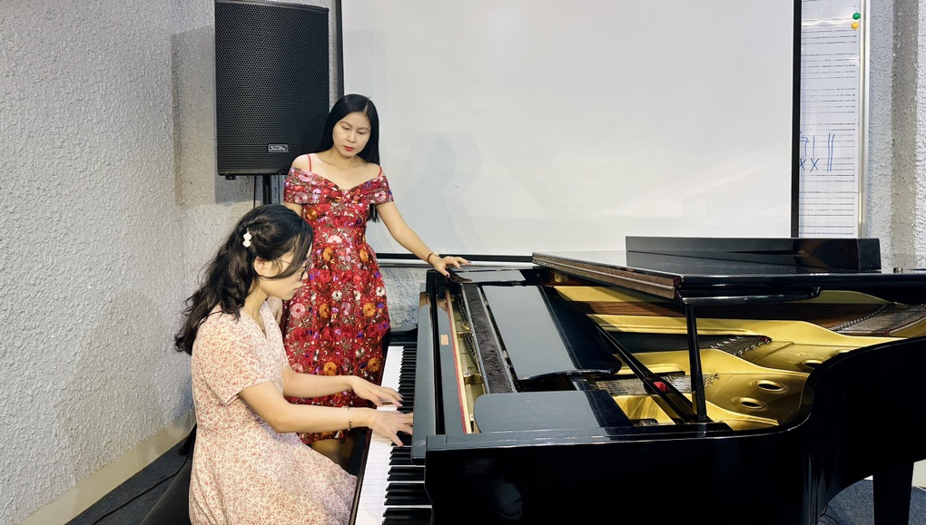 Nữ giảng viên tổ chức mini concert dành tặng sinh viên - 3 Nữ giảng viên tổ chức mini concert dành tặng sinh viên - 3