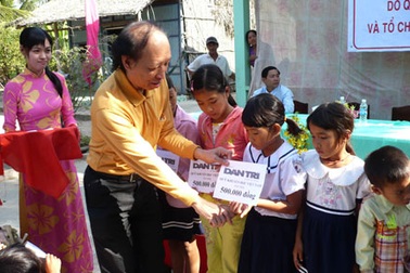 Khởi công xây cầu Dân trí giúp trẻ đến trường 