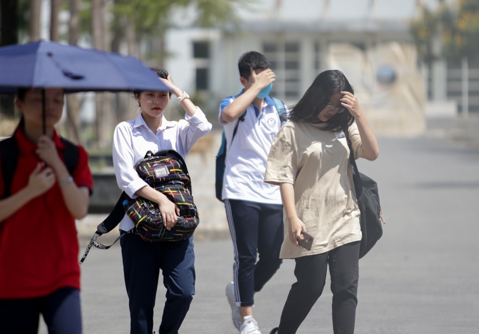 Thi Ngữ văn vào lớp 10 của Hà Nội: Thí sinh vui vẻ rời phòng thi vì đề dễ - 4 Thi Ngữ văn vào lớp 10 của Hà Nội: Thí sinh vui vẻ rời phòng thi vì đề dễ - 4