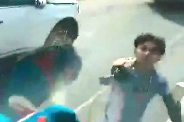 Xử phạt hành chính đôi nam nữ “múa kiếm” đòi chém tài xế xe tải