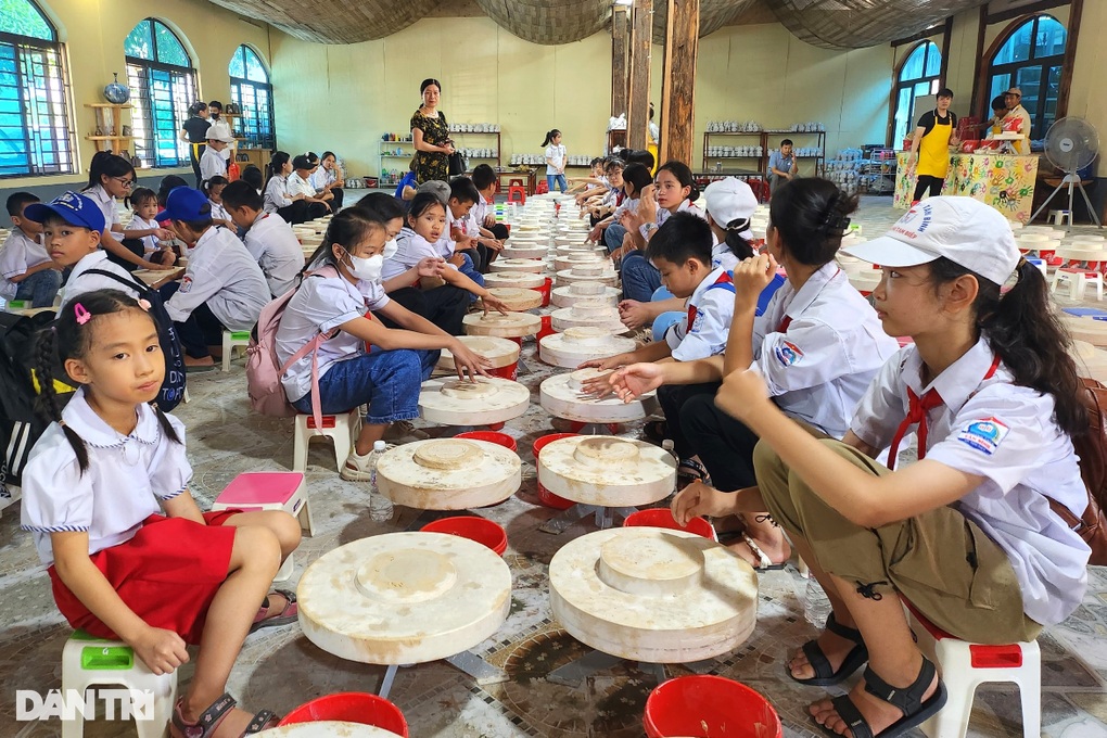 Giáo dục kỹ năng bảo đảm an toàn cho hàng trăm học sinh nghèo - 3 Giáo dục kỹ năng bảo đảm an toàn cho hàng trăm học sinh nghèo - 3