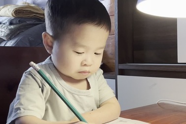 Chuyện xúc động sau hình ảnh cậu bé 7 tuổi học bài biểu cảm như giáo sư