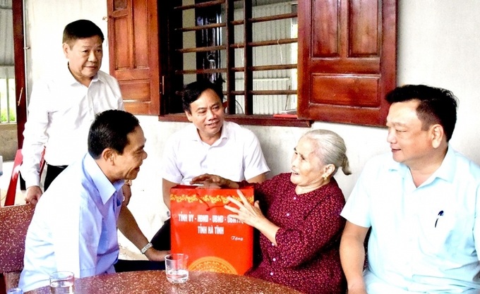 Chủ tịch UBND tỉnh Hà Tĩnh Võ Trọng Hải đã đến thăm, tặng quà thương binh Trương Thị Hiệp (SN 1951) tại huyện Kỳ Anh nhân dịp Ngày TB-LS 27/7/2023