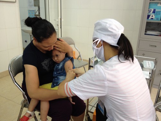 Tiêm phòng sởi cho trẻ bằng vắc xin nội, loại vắc xin được WHO đánh giá rất cao