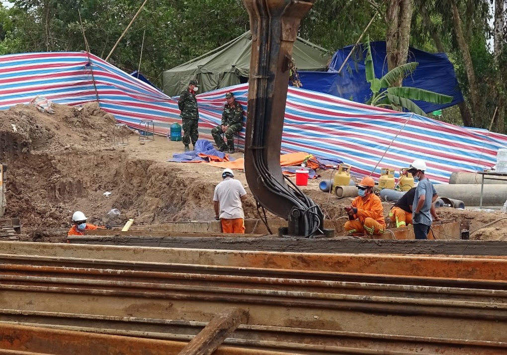 Đưa búa rung đến nơi bé trai 10 tuổi lọt trụ bê tông - 1 Đưa búa rung đến nơi bé trai 10 tuổi lọt trụ bê tông - 1