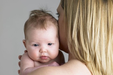 Tác dụng thần kỳ của tiếp xúc da chạm da giữa mẹ và bé