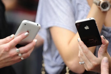 Công nhân lại bị ngộ độc khi lắp ráp màn hình iPhone