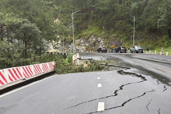 Đèo Prenn ở Đà Lạt sạt lở, xuất hiện vết nứt kéo dài