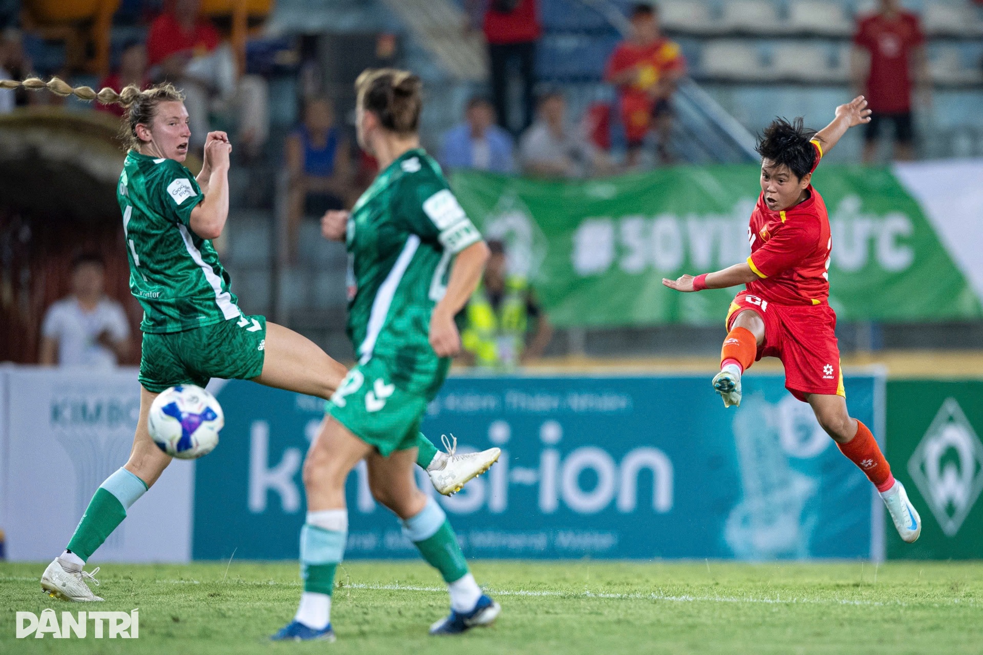 Thể hình vượt trội, dàn sao Werder Bremen áp đảo tuyển nữ Việt Nam - 12 Thể hình vượt trội, dàn sao Werder Bremen áp đảo tuyển nữ Việt Nam - 12