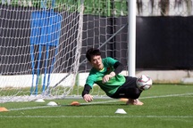 Đặng Văn Lâm mắc sai lầm, thầy Park trao cơ hội cho Bùi Tiến Dũng?