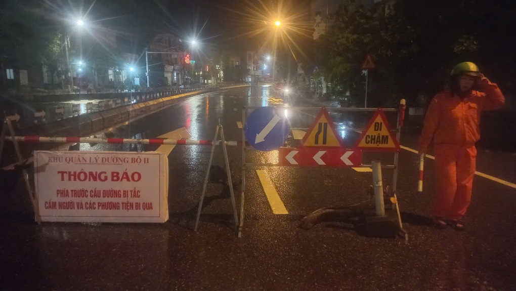 Mưa lũ chia cắt nhiều quốc lộ tại miền Trung - 2 Mưa lũ chia cắt nhiều quốc lộ tại miền Trung - 2
