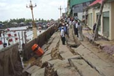 Lở đất, sụt lún 16 kiốt bán hàng Tết