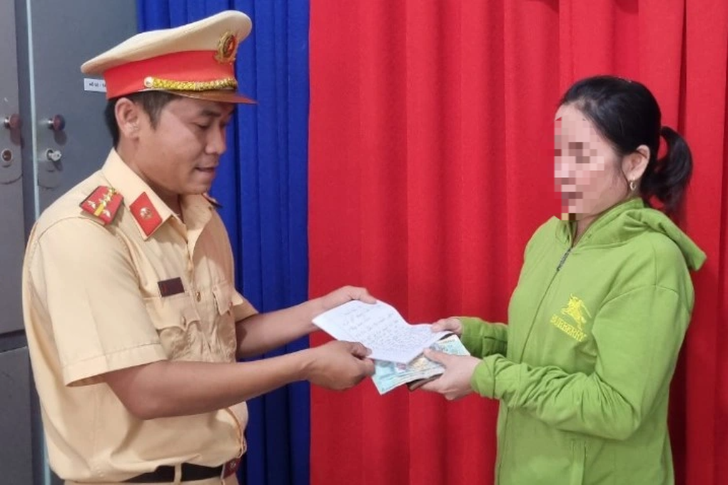 Hai vợ chồng phụ hồ vui mừng nhận lại chiếc ví đánh rơi từ CSGT - 1 Hai vợ chồng phụ hồ vui mừng nhận lại chiếc ví đánh rơi từ CSGT - 1