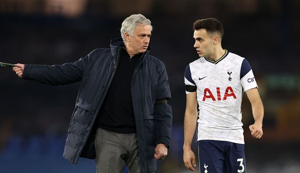 Nụ cười méo xệch và xiềng xích của Mourinho - 3 Nụ cười méo xệch và xiềng xích của Mourinho - 3