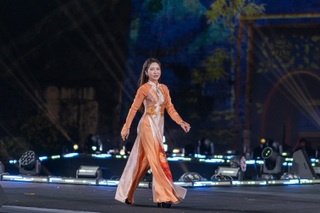 Phu nhân Đại sứ Mỹ, Nhật Bản và nhiều quốc gia trình diễn áo dài Việt Nam - 2