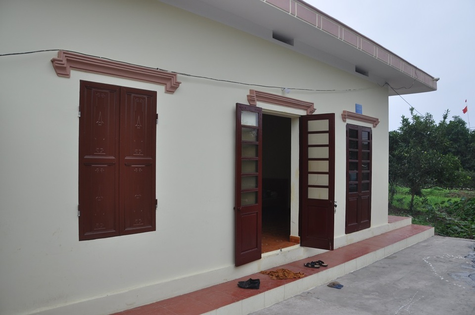 Cụ bà 80 tuổi nghẹn ngào khi được bạn đọc Dân trí xây tặng ngôi nhà mới - 2 Cụ bà 80 tuổi nghẹn ngào khi được bạn đọc Dân trí xây tặng ngôi nhà mới - 2