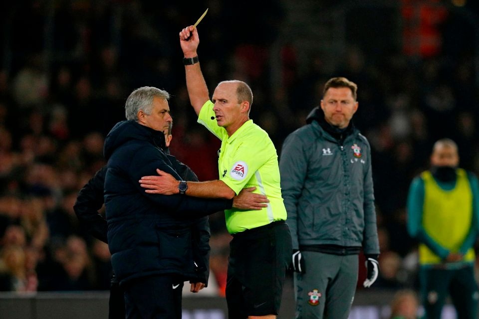 Mourinho gây sốc khi dính thẻ vàng vì nhìn trộm ghi chép của đối thủ - 2 Mourinho gây sốc khi dính thẻ vàng vì nhìn trộm ghi chép của đối thủ - 2