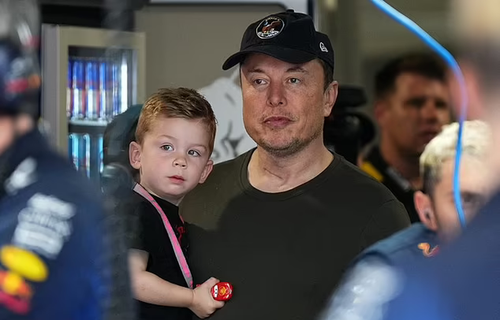 Elon Musk và con trai X. Elon Musk đi xem đua xe F1 tại thành phố Miami (Mỹ) hồi tháng 5 vừa qua (Ảnh: Reuters). Elon Musk và con trai X. Elon Musk đi xem đua xe F1 tại thành phố Miami (Mỹ) hồi tháng 5 vừa qua (Ảnh: Reuters).