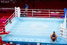 Bị xử thua vì húc đầu đối thủ, võ sĩ không phục ngồi ăn vạ trọng tài